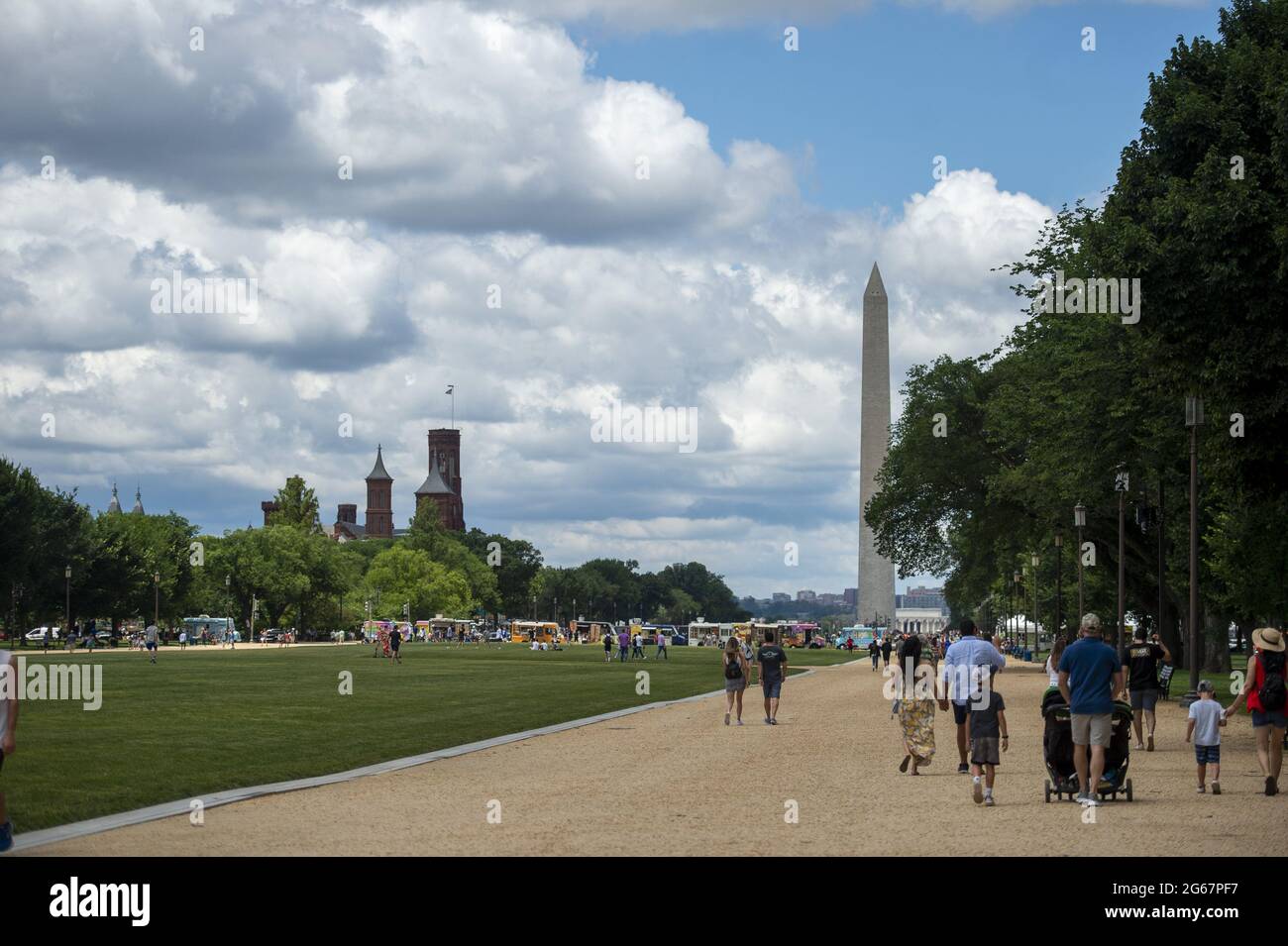 Washington, Stati Uniti. 03 luglio 2021. La gente si riunisce sul National Mall per dare il via al fine settimana del 4 luglio a Washington, DC, sabato 3 luglio 2021. Foto di Bonnie Cash/UPI Credit: UPI/Alamy Live News Foto Stock
