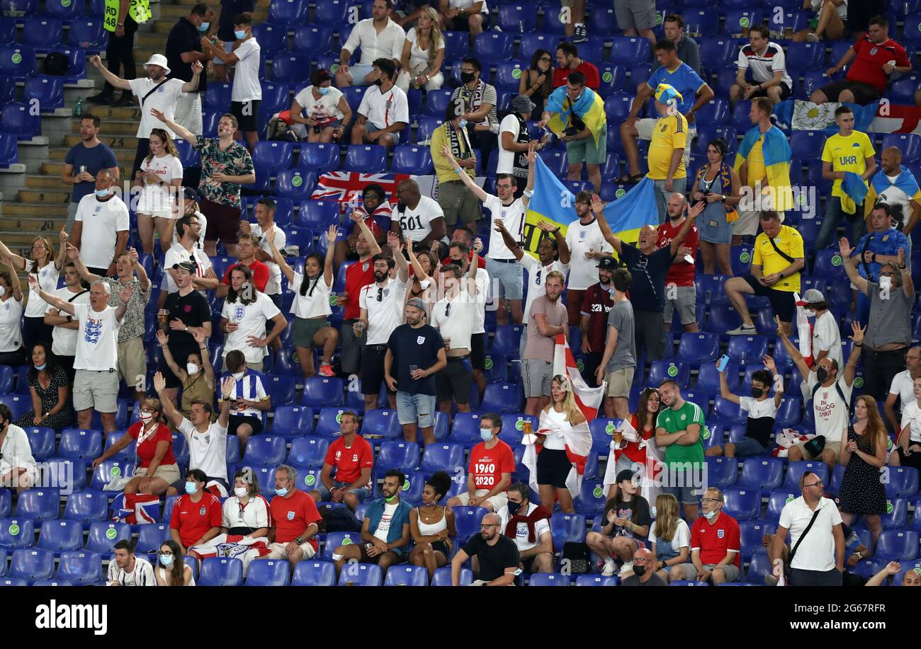 Roma, Italia, 3 luglio 2021. Inghilterra e Ucraina si mescolano durante la partita durante la finale del quarto UEFA Euro 2020 allo Stadio Olimpico di Roma. L'immagine di credito dovrebbe essere: Jonathan Moscop / Sportimage Foto Stock