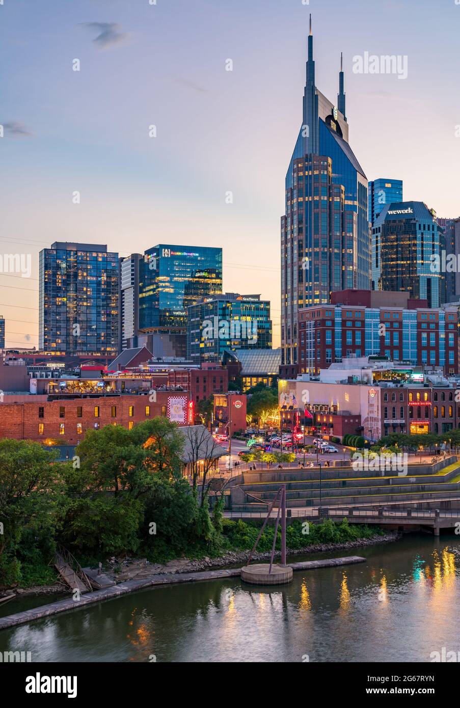 Nashville, Tennessee - 27 giugno 2021: Skyline di Nashville con attenzione sulla via di Broadway in serata Foto Stock