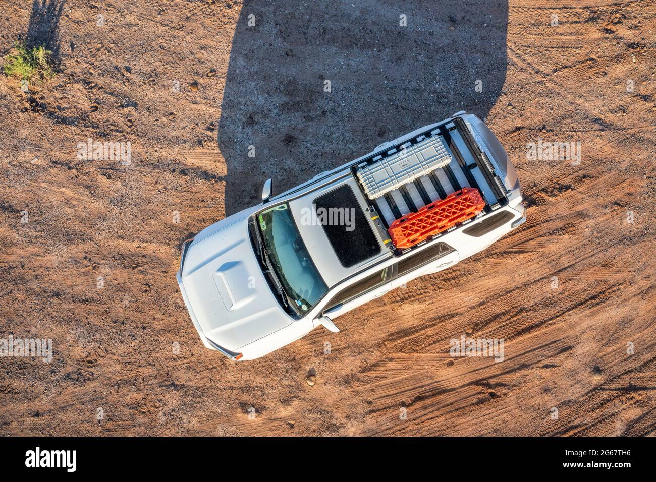 Hanksville, UT, USA - 19 maggio 2021: Vista aerea di Toyota 4Runner SUV (modello 2016 Trail) con scale di recupero e una cassa di pistola aka cargo box sul tetto ra Foto Stock