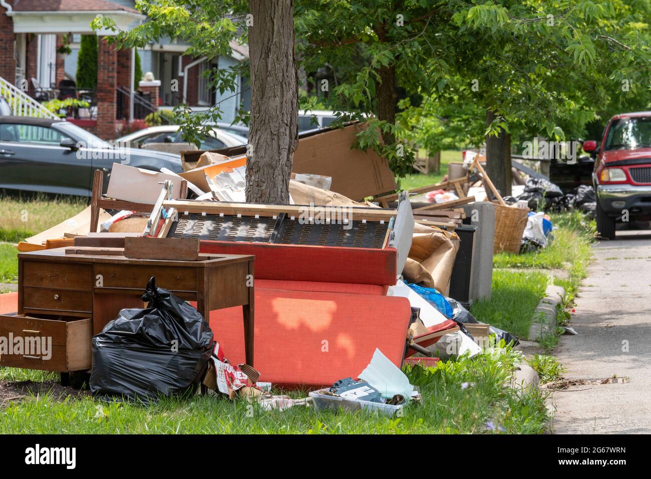 Detroit, Michigan - sette pollici di pioggia hanno causato gravi inondazioni in molti quartieri di Detroit. Una settimana più tardi, le strade erano fiancheggiate da oggetti di tendenza Foto Stock