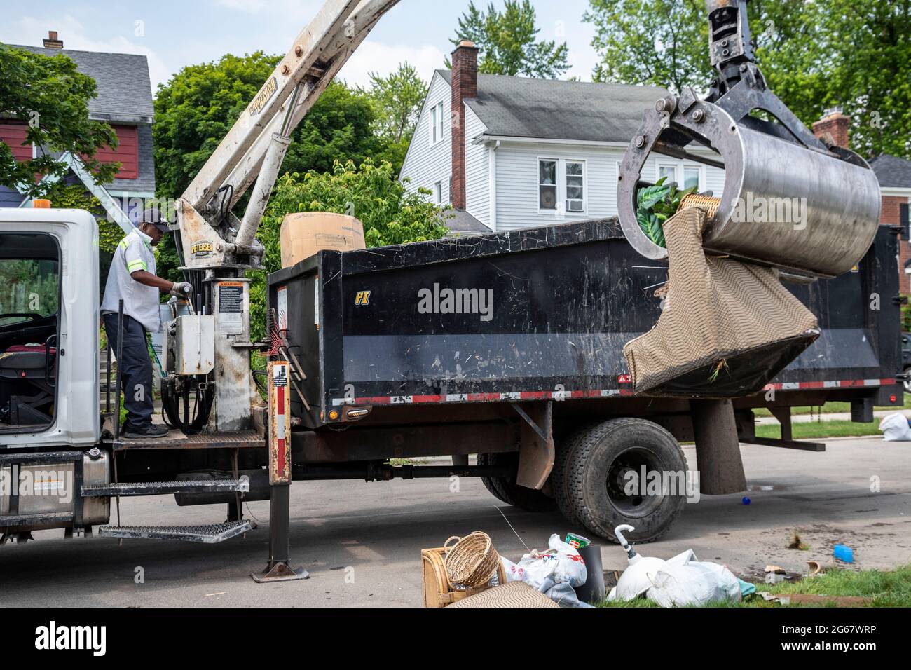 Detroit, Michigan - sette pollici di pioggia hanno causato gravi inondazioni in molti quartieri di Detroit. Una settimana dopo, i lavoratori della città stavano raccogliendo la soia appartengono Foto Stock