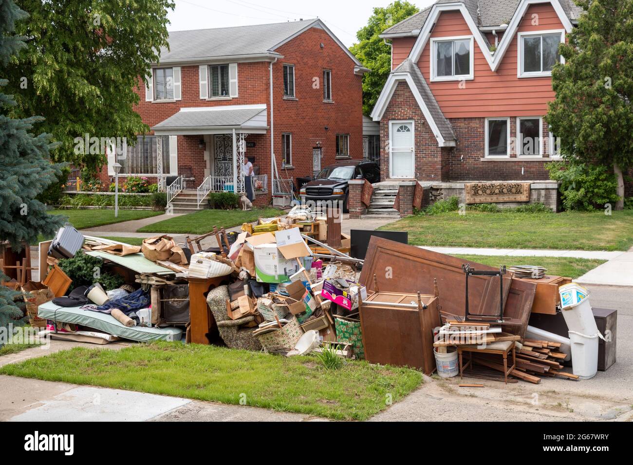 Detroit, Michigan - sette pollici di pioggia hanno causato gravi inondazioni in molti quartieri di Detroit. Una settimana più tardi, le strade erano fiancheggiate da oggetti di tendenza Foto Stock