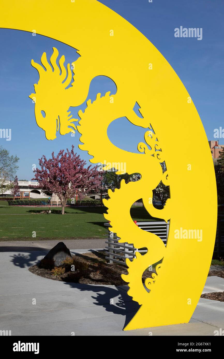 Scultura di drago cinese che si inarca sul percorso all'ingresso del Sien Lok Park nel centro di Calgary's Chinatown Foto Stock