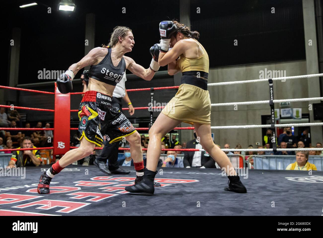 Il belga Delfine Persoon ha ritratto in azione durante la lotta tra il belga Delfine Persoon e il russo Elena Gradinar, per l'International Boxing O. Foto Stock