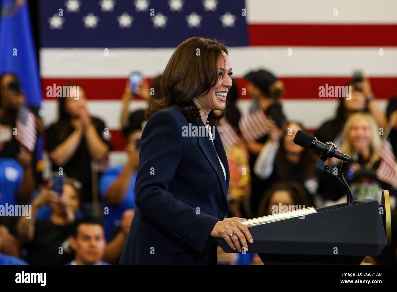 Il Vicepresidente degli Stati Uniti Kamala Harris ha espresso commenti durante la visita al United Brotherhood of Carpenters e Joiners of America International Training Center di Las Vegas, Nevada, durante il suo tour America's Back Together sabato 3 luglio 2021.Credit: Joe Buglewicz/Pool via CNP /MediaPunch Foto Stock