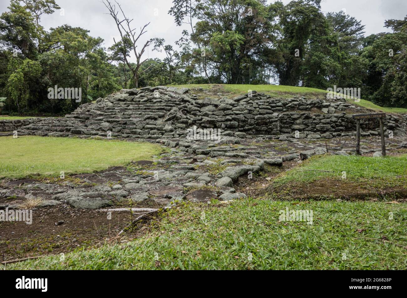 Il tumulo principale nell'antico sito precolombiano di Guayabo, in Costa Rica. Foto Stock