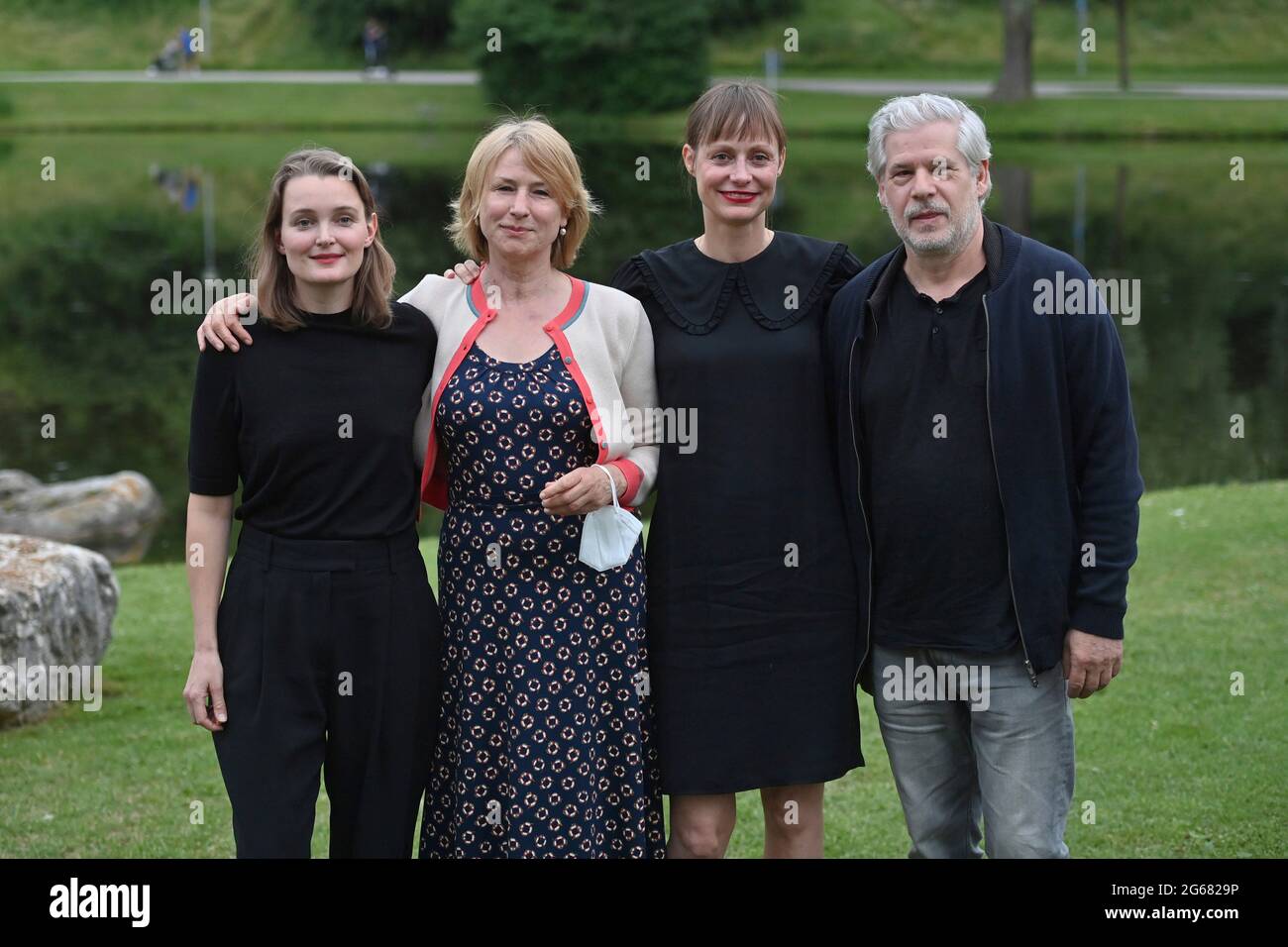 Da sinistra: Birte SCHNOEINK (attrice), Corinna HARFOUCH (attrice), Katharina Marie SCHUBERT (regista), Peter René LUEDICKE (attore). Prima del film 'la ragazza con le mani d'oro' al Filmfest Muenchen il 3 luglio 2021. Foto Stock