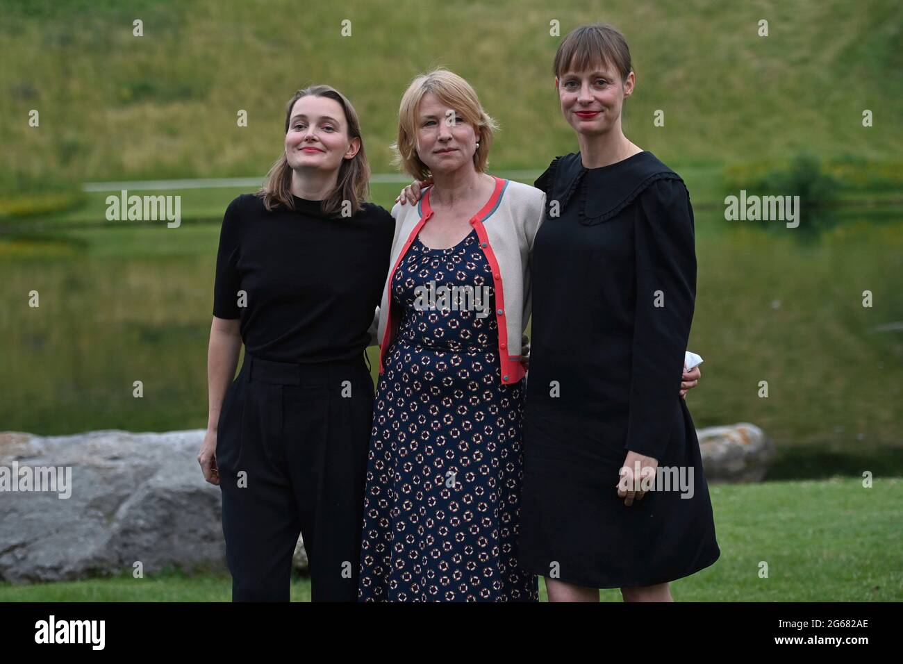 Da sinistra: Birte SCHNOEINK (attore), Corinna HARFOUCH (attrice), Katharina Marie SCHUBERT (regista), prima del film 'la ragazza con le mani d'oro' al Festival del Cinema di Monaco il 3 luglio 2021. Foto Stock