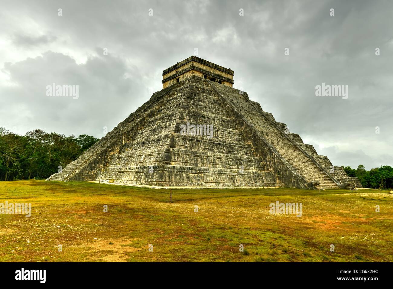 Piramide di Kukulkan a Chichen Itza, l'antica città maya nella regione Yucatan del Messico. Foto Stock