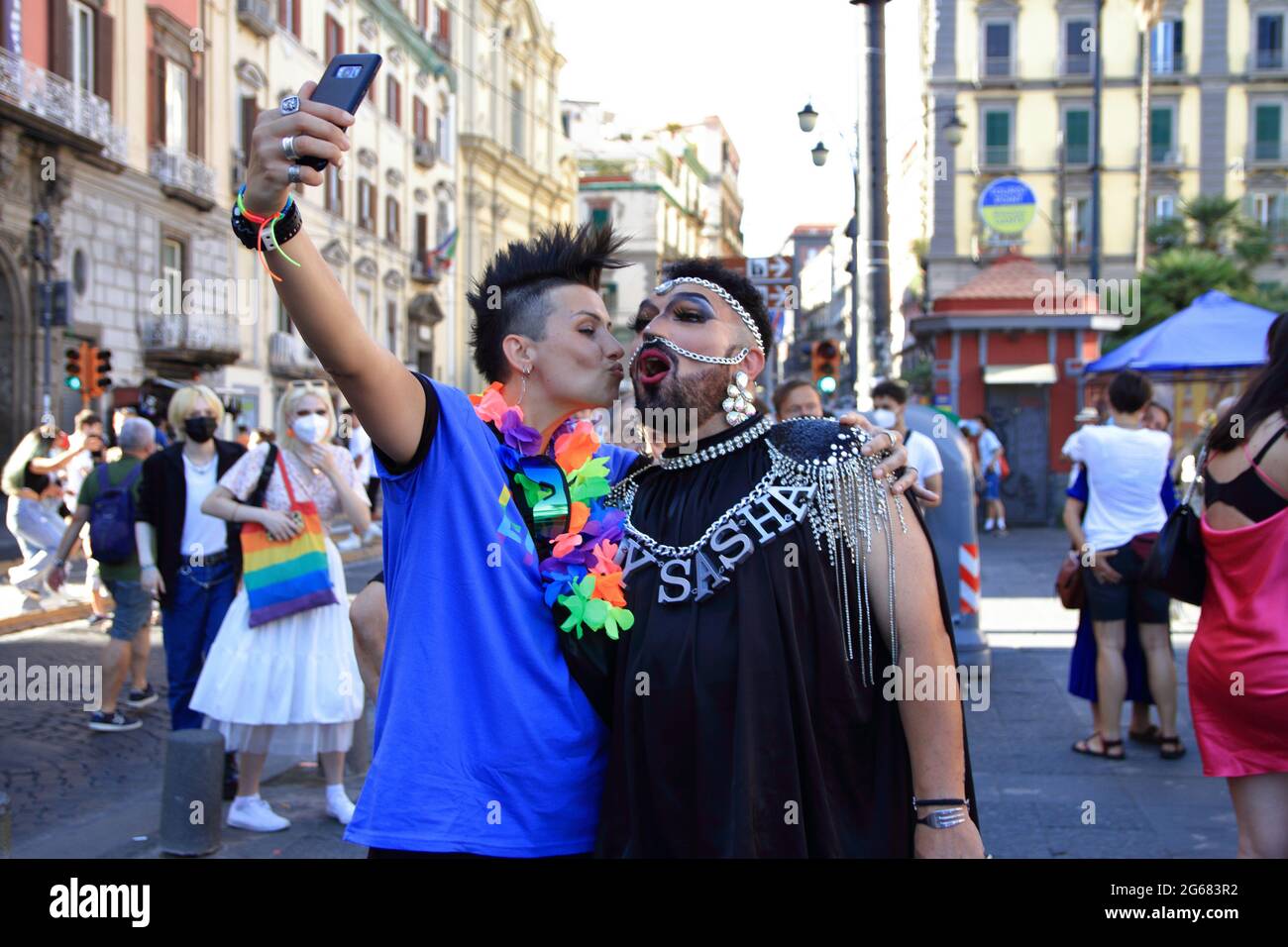 Napoli, Italia - 03 luglio 2021 :'JESCE Sole' era lo slogan con cui il 29 giugno 1996 veniva evocato il primo primo primo nazionale di Napoli, la prima manifestazione di orgoglio LGBT nel sud Italia. Per questo, - nel piano rispetto di quelle che saranno le vigenti normative in materia di salute e sicurezza - sabato 3 luglio 2021 le associazioni Antinoo Arcigay Napoli, ALFI le Maree e Associazione Trans Napoli si sono incontrate in Piazza Dante per il Napoli Pride, Vendicinque anni dopo quel primo storico Pride del '96. @JESCE, JESCE sole, ancora una volta per riporto il sereno e la gioia. (Pho Foto Stock