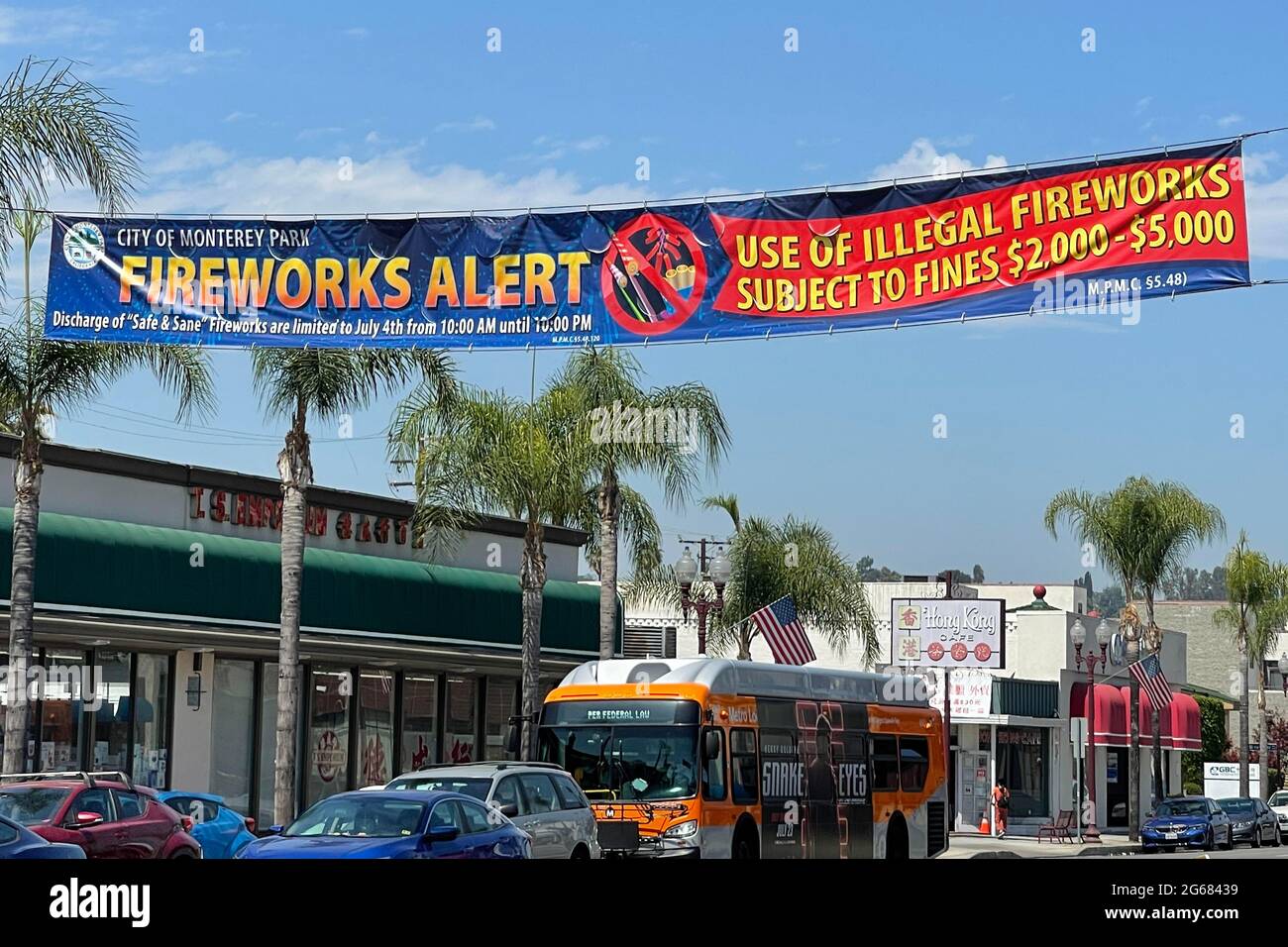 Un banner di allarme fuochi d'artificio, sabato 3 luglio 2021, a Monterey Park, Calif. Foto Stock