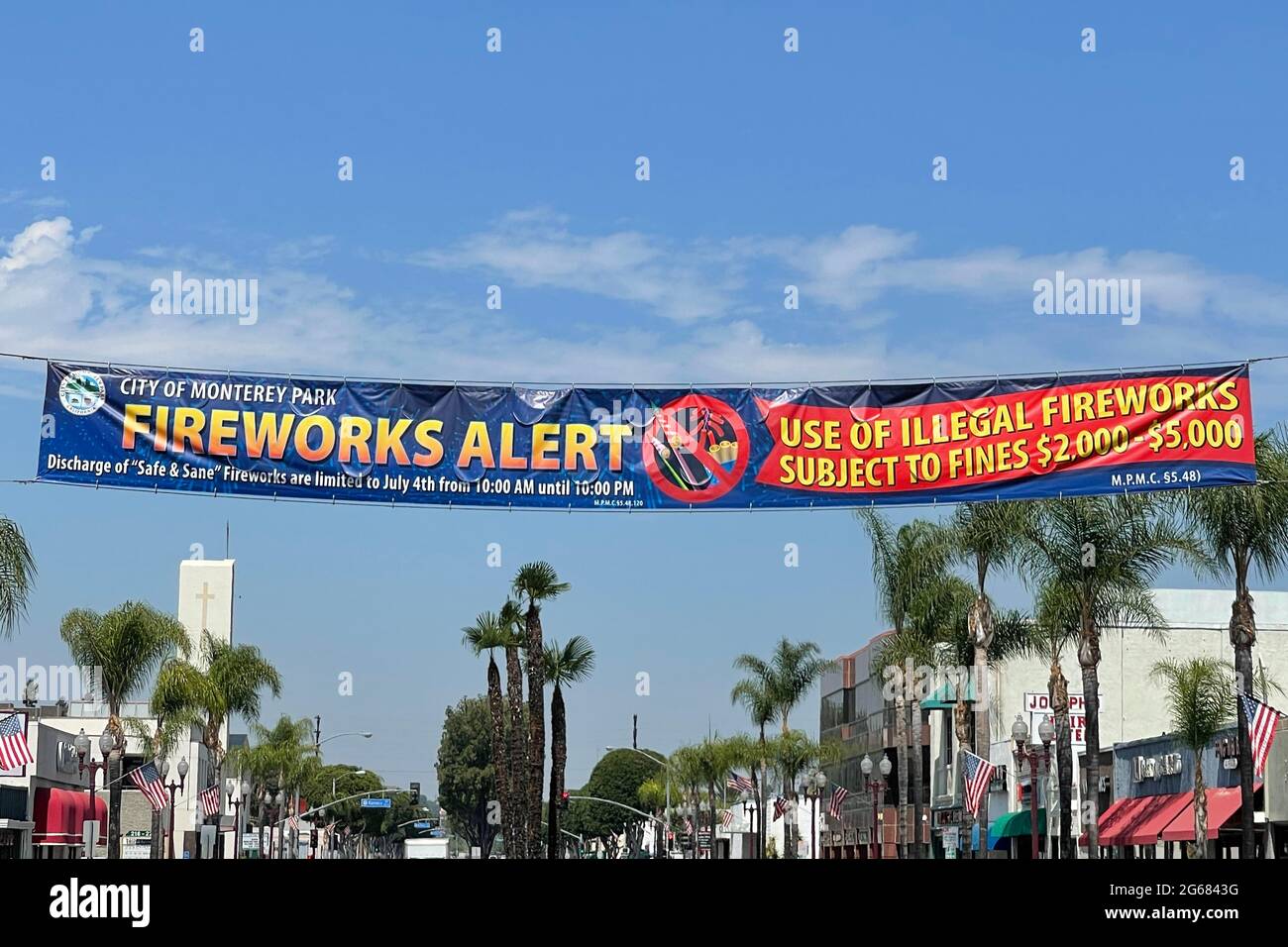 Un banner di allarme fuochi d'artificio, sabato 3 luglio 2021, a Monterey Park, Calif. Foto Stock
