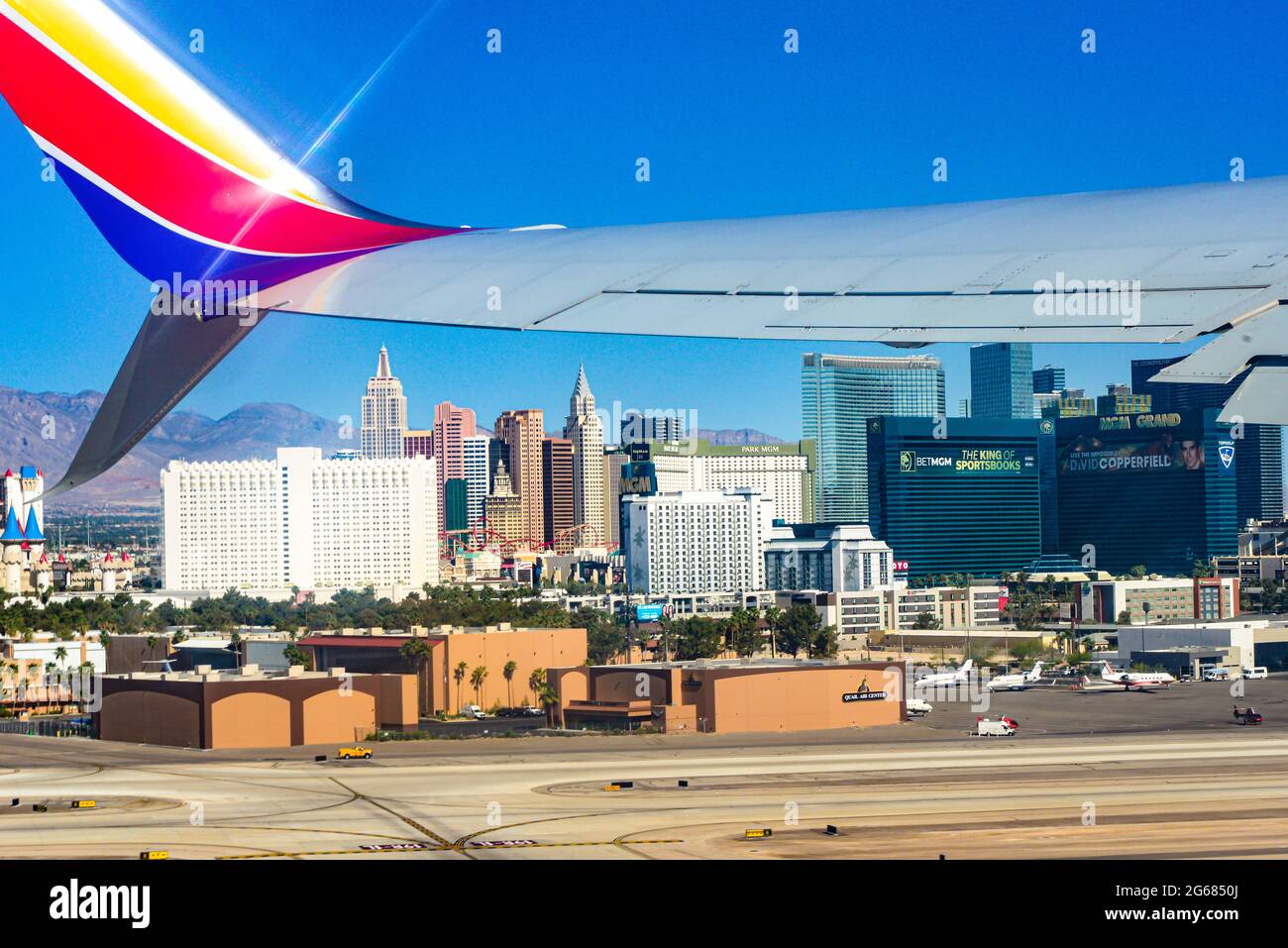 Vista dalla finestra della cabina di un jet 780 Max Southwest Airlines subito dopo il decollo, con una vista dei casinò che costeggiano la Strip al Las Vegas Macar Foto Stock