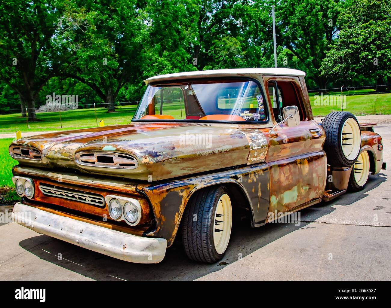Un 1961 Chevrolet Apache C10 è parcheggiato di fronte a un minimarket, 3 luglio 2021, a Grand Bay, Alabama. Foto Stock
