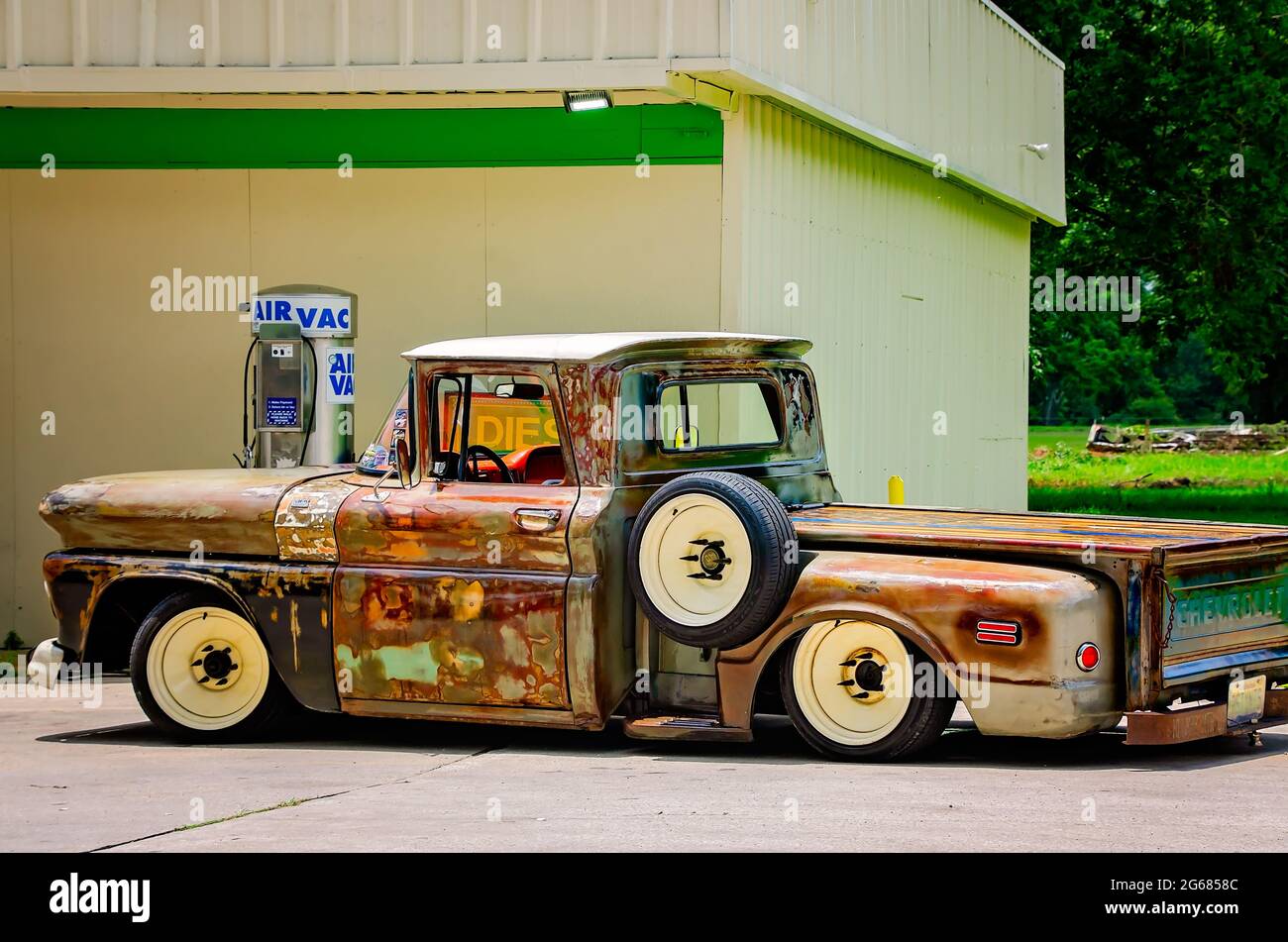 Un 1961 Chevrolet Apache C10 è parcheggiato di fronte a un minimarket, 3 luglio 2021, a Grand Bay, Alabama. Foto Stock