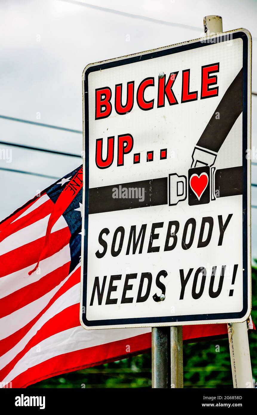Un cartello ricorda ai conducenti di indossare le cinture di sicurezza per il bene delle persone che le amano e ne hanno bisogno, il 3 luglio 2021, a Grand Bay, Alabama. Foto Stock