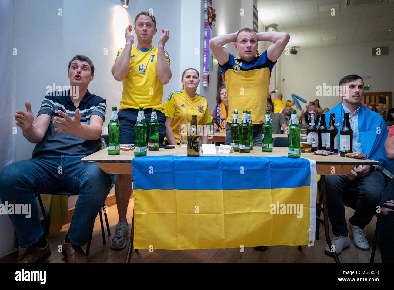 Londra, Regno Unito. 3 luglio 2021. UEFA EURO 2020: Ucraina contro Inghilterra. Gli inglesi-ucraini mostrano il sostegno per la loro squadra di casa presso l'Associazione degli ucraini in Gran Bretagna sede (AUGB) in Holland Park. Credit: Guy Corbishley/Alamy Live News Foto Stock