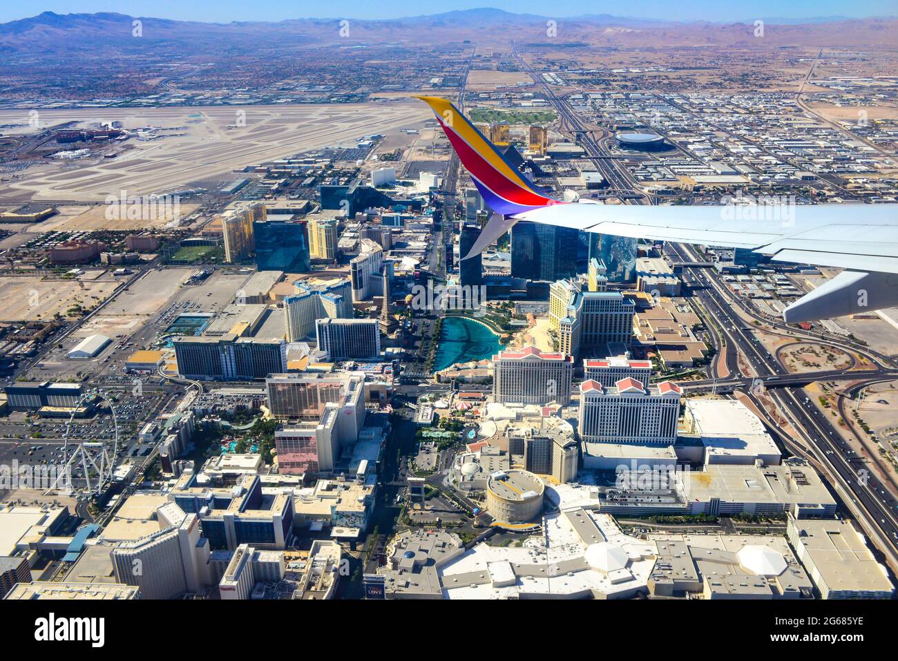 Un velivolo Boeing 780 Max in primo piano di vista aerea della Strip di Las Vegas dopo il liftoff dall'Aeroporto Internazionale McCarran di Las Vegas, NV Foto Stock