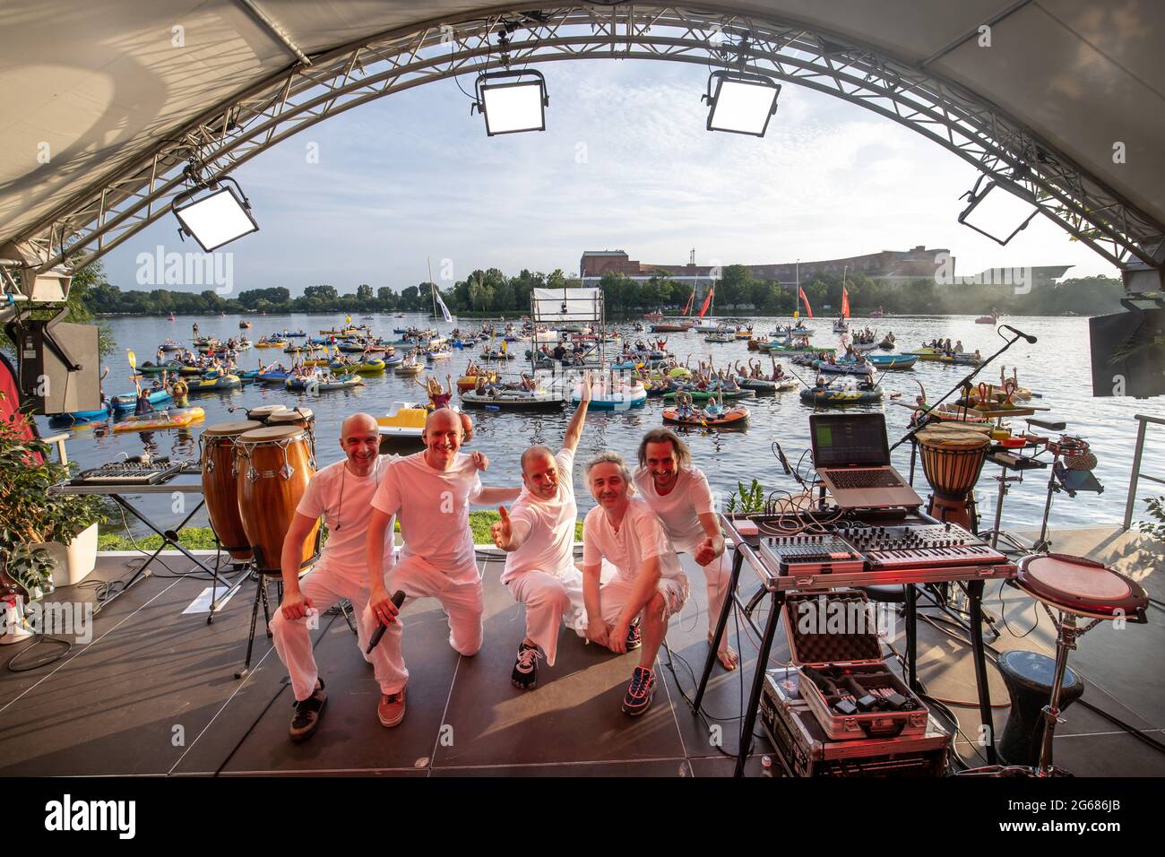 Norimberga, Germania. 03 luglio 2021. La band Orange suona un concerto sul palcoscenico del lago presso il Großer Dutzendteich di fronte agli spettatori che seguono il concerto sulle proprie barche. Il concerto è stato un evento sostitutivo dell'evento musicale 'Nürnberger Bardentreffen', che è stato annullato a causa della corona. Credit: Daniel Karmann/dpa/Alamy Live News Foto Stock