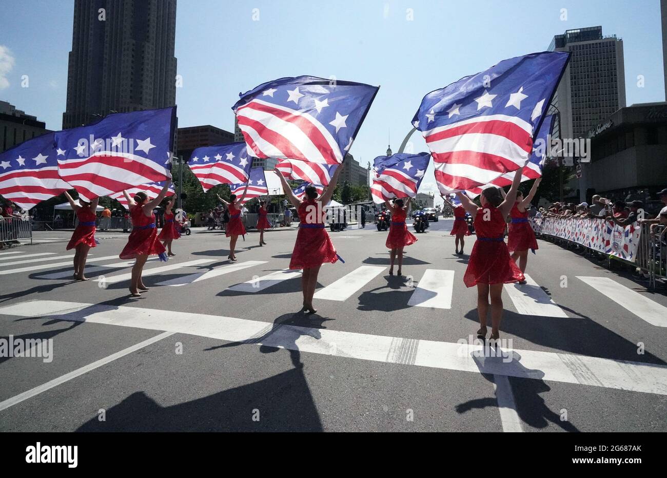 St. Louis, Stati Uniti. 03 luglio 2021. Una bandiera di dettaglio preforma durante l'America's Birthday Party Parade nel centro di St. Louis Sabato, 3 luglio 2021. Photo by Bill Greenblatt/UPI Credit: UPI/Alamy Live News Foto Stock