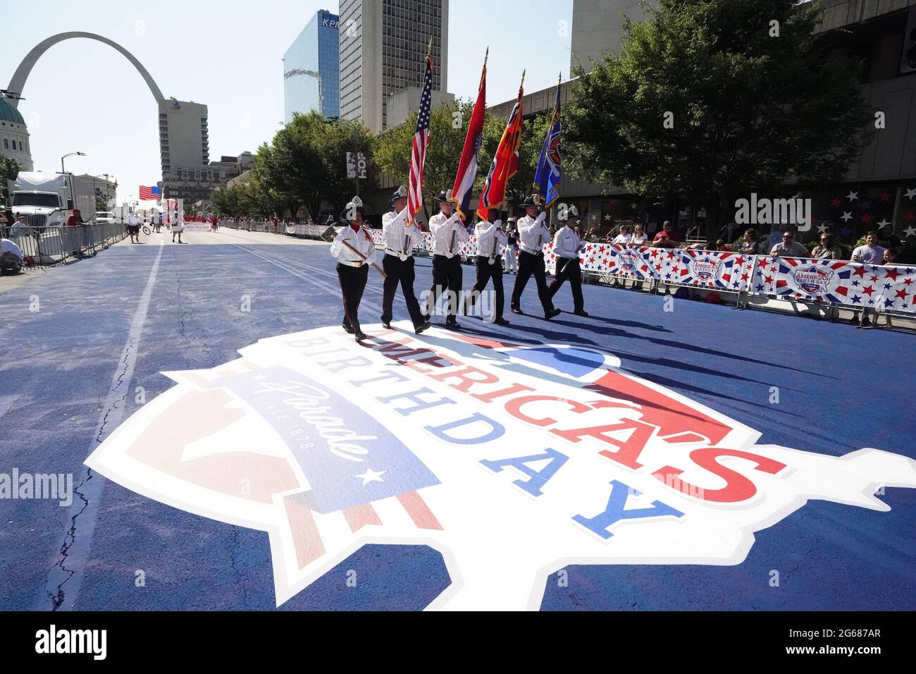 St. Louis, Stati Uniti. 03 luglio 2021. Con il Gateway Arch sullo sfondo, la Guardia d'onore del Dipartimento dei vigili del fuoco di St. Louis inaugura l'America's Birthday Party Parade nel centro di St. Louis sabato 3 luglio 2021. Photo by Bill Greenblatt/UPI Credit: UPI/Alamy Live News Foto Stock