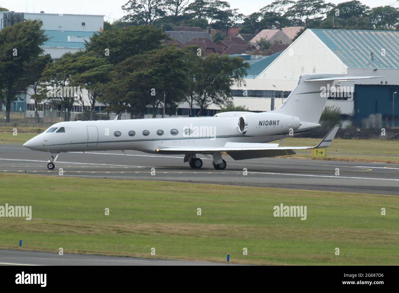 N108NY, un Gulfstream G-V di proprietà di Rex Asset Management, all'aeroporto internazionale di Prestwick, in Ayrshire, Scozia. Foto Stock