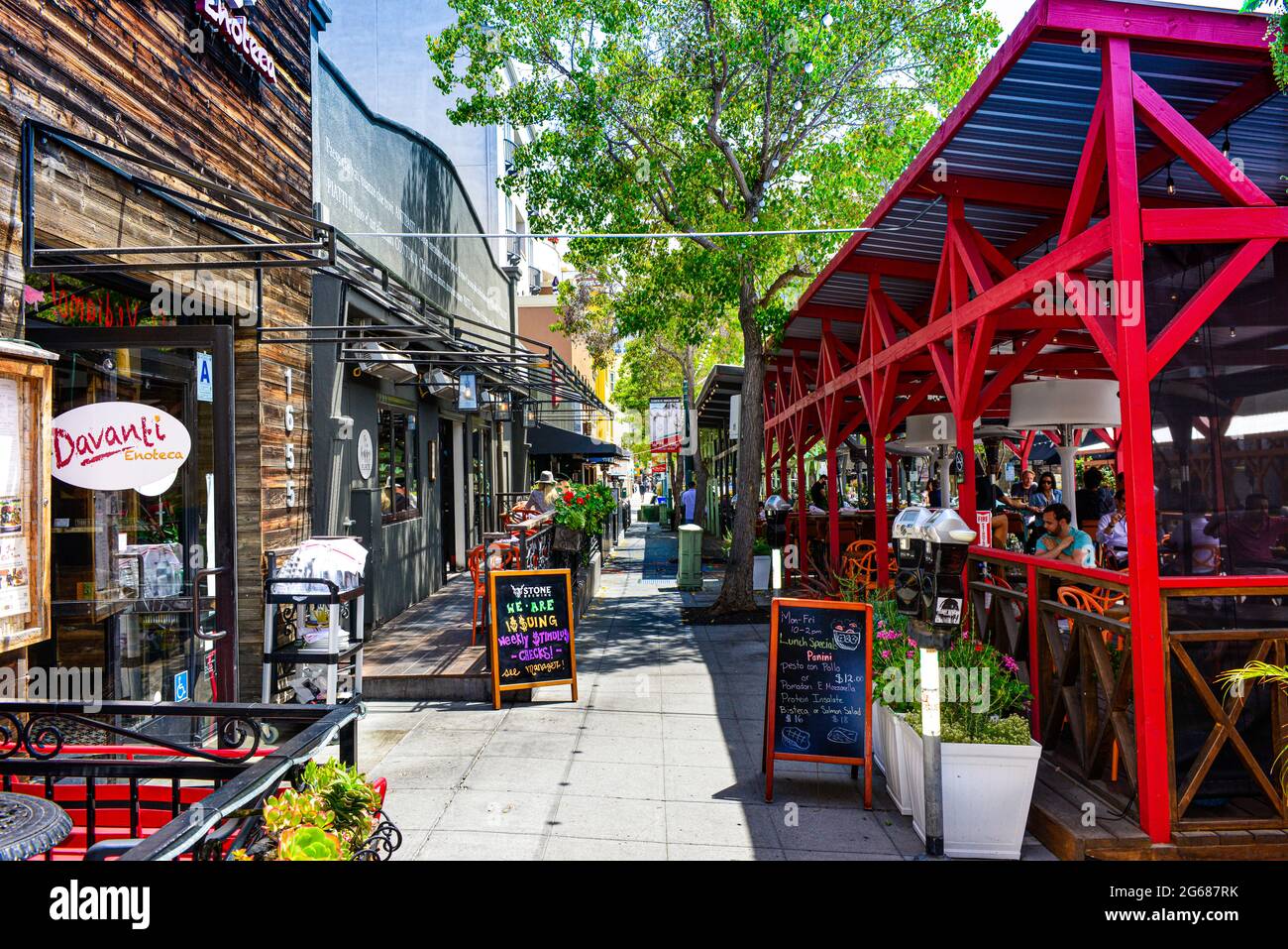 Persone che siedono in aree da pranzo all'aperto per i molti ristoranti in Little Italy su India Street, un popolare quartiere dello shopping e dei ristoranti, San Diego, CA Foto Stock