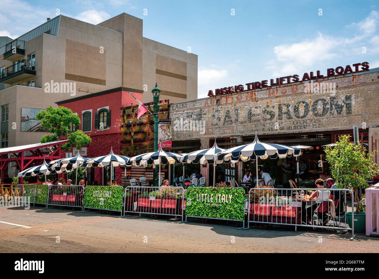 Le persone che godono il brunch sul patio di un ristorante alla moda in Little Italy su India Street, un popolare ristorante e quartiere dello shopping a San Diego, CA Foto Stock