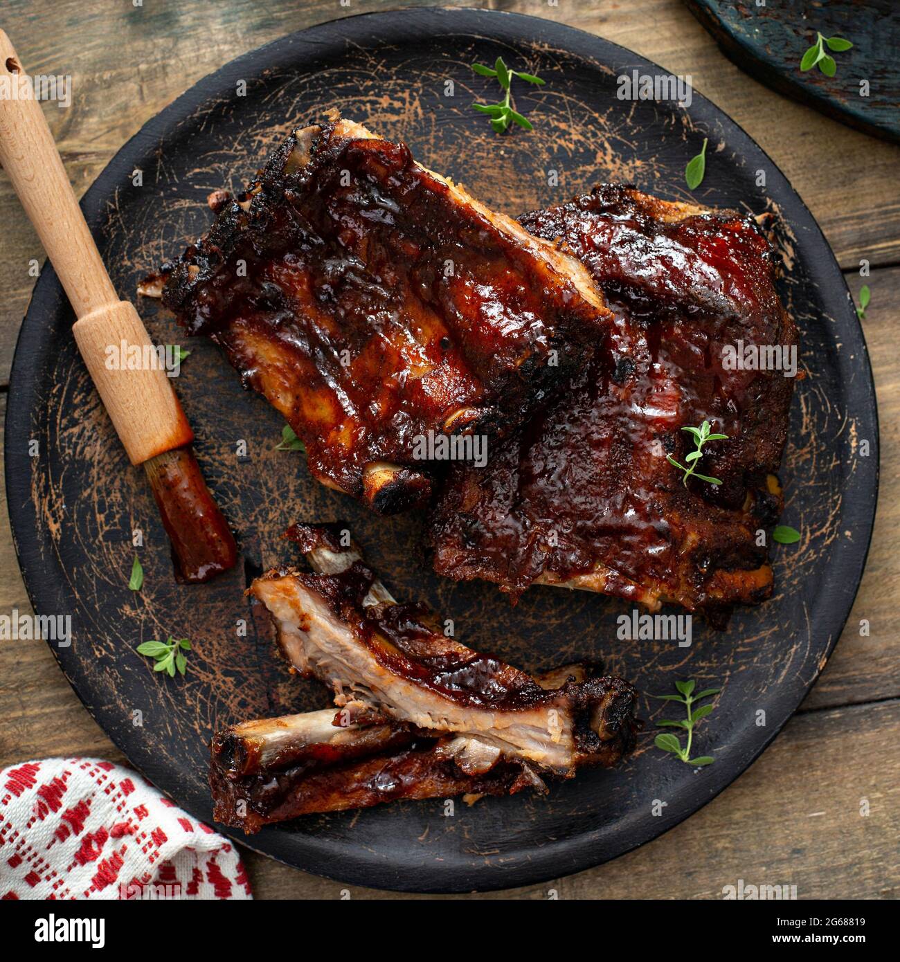 Costolette grigliate con salsa barbecue e contorni Foto Stock