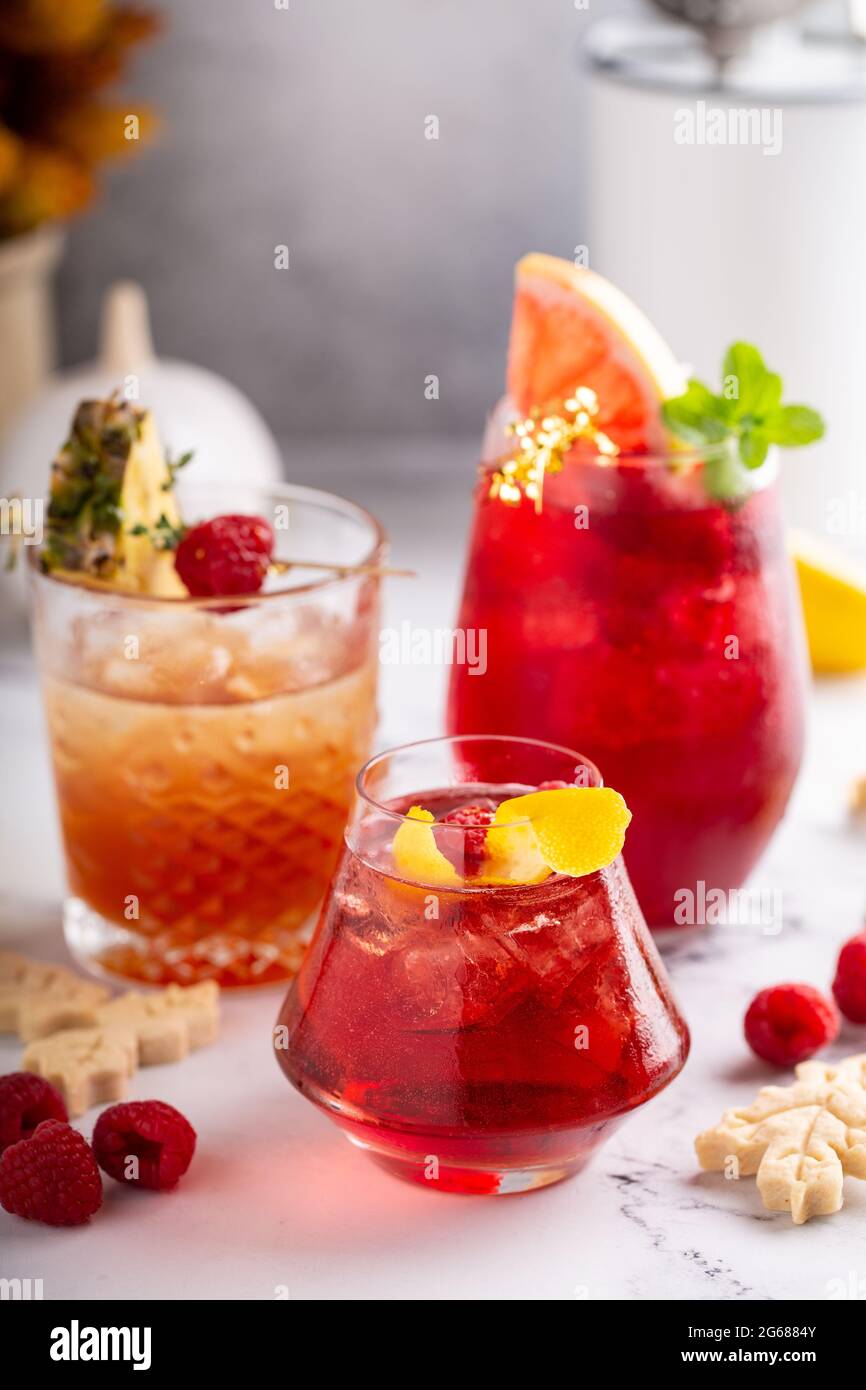 Varietà di cocktail di lamponi, bevande fresche e luminose Foto Stock