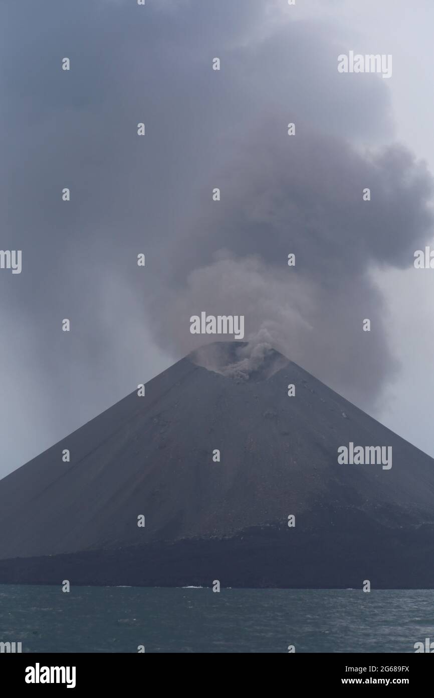 Eruzione dello stretto di Anakkraktau Sunda Indonesia Foto Stock