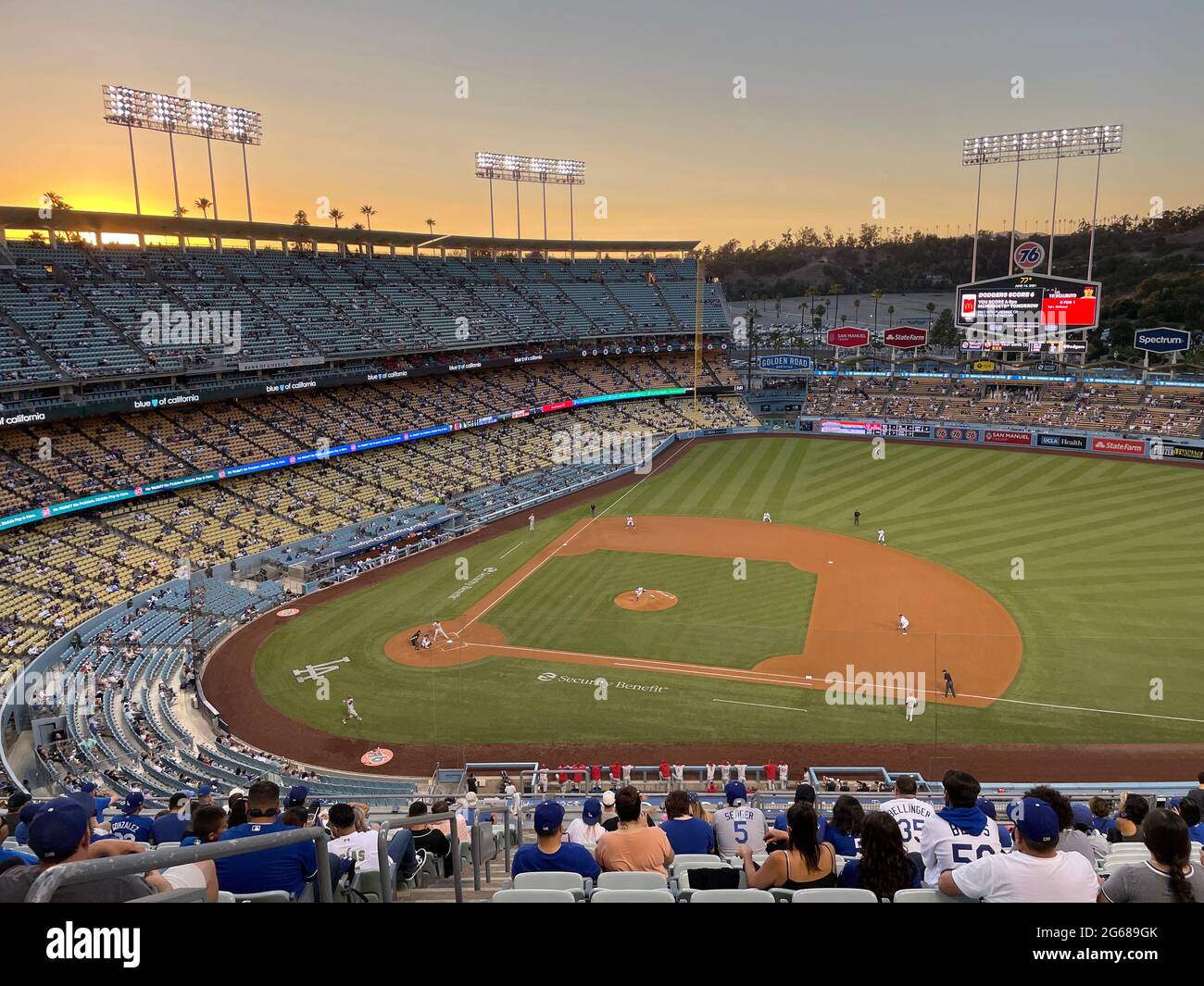 Partita di baseball notturna al Dodger Stadium di Los Angeles, California Foto Stock