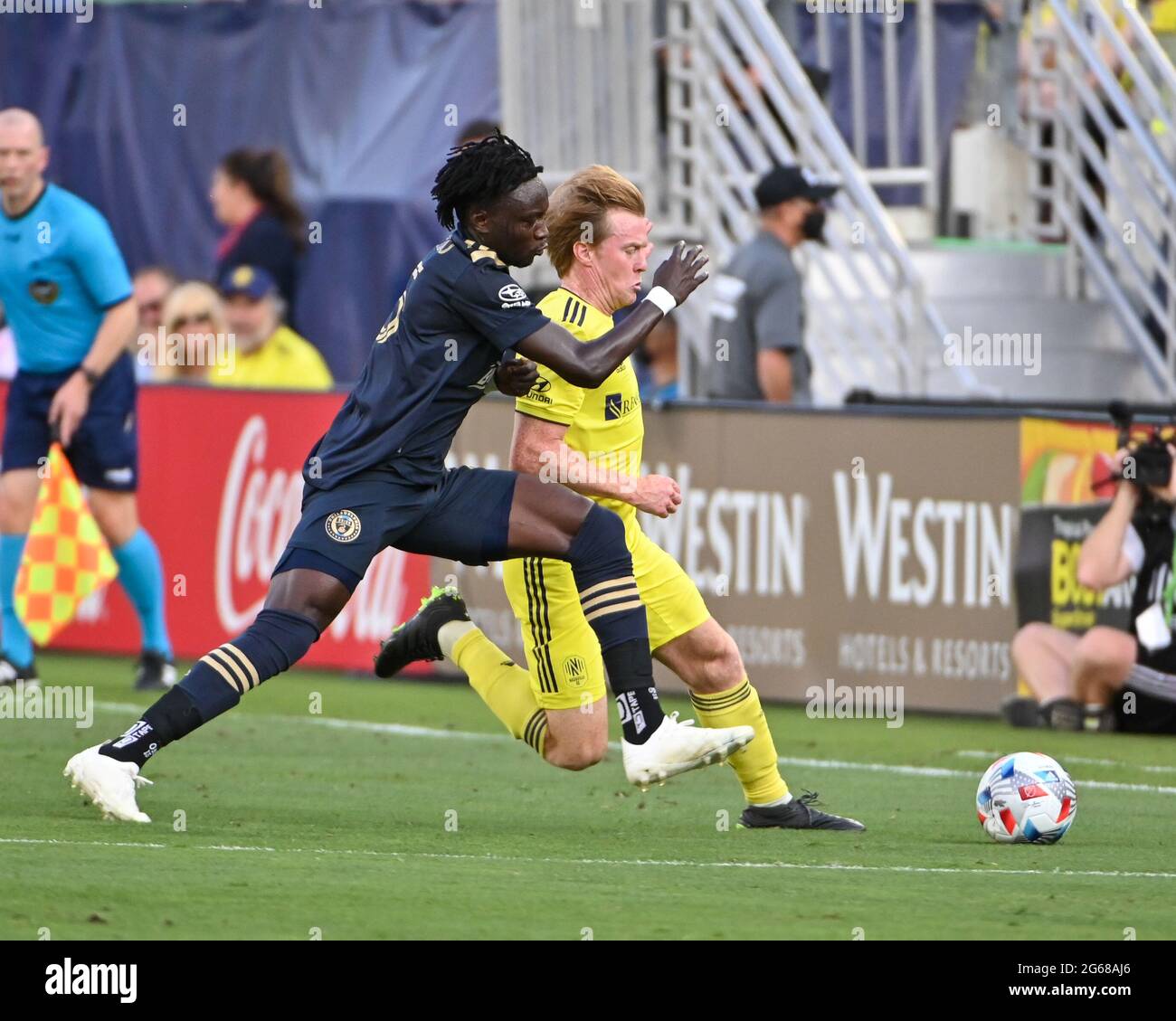 Nashville, Tennessee, Stati Uniti. 03 luglio 2021. Il difensore di Philadelphia, Olivier Mbaizo (15), e il centrocampista di Nashville, Dax McCarty (6), lottano per il controllo della palla durante la partita MLS tra la Philadelphia Union e Nashville SC al Nissan Stadium di Nashville, Tennessee. Kevin Langley/CSM/Alamy Live News Foto Stock