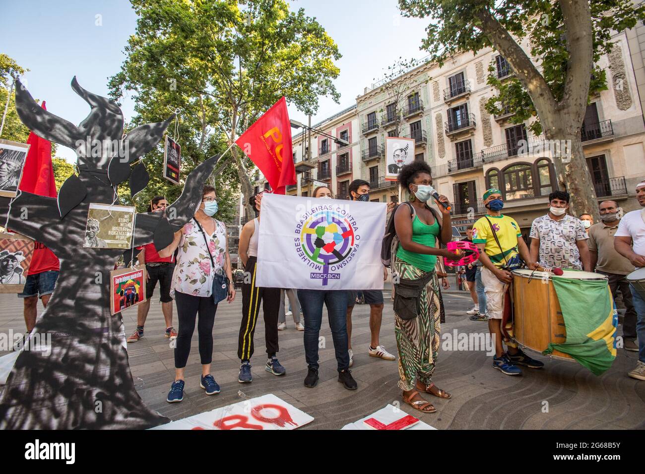 Barcellona, Spagna. 03 luglio 2021. Un protetore visto parlare attraverso un microfono durante la dimostrazione.il Sabato, 3 luglio, giorno segnato da manifestazioni nelle principali città del Brasile contro il presidente brasiliano, Jair Bolsonaro. I brasiliani che si trovano a Barcellona hanno tenuto una manifestazione sulle Ramblas di Barcellona per unirsi alle proteste del loro paese natale. Credit: SOPA Images Limited/Alamy Live News Foto Stock