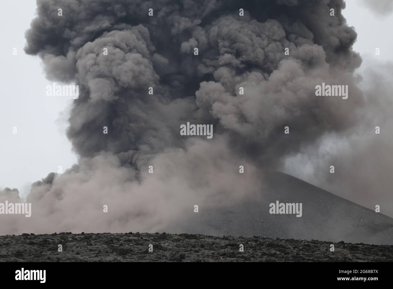 Eruzione dello stretto di Anakkraktau Sunda Indonesia Foto Stock