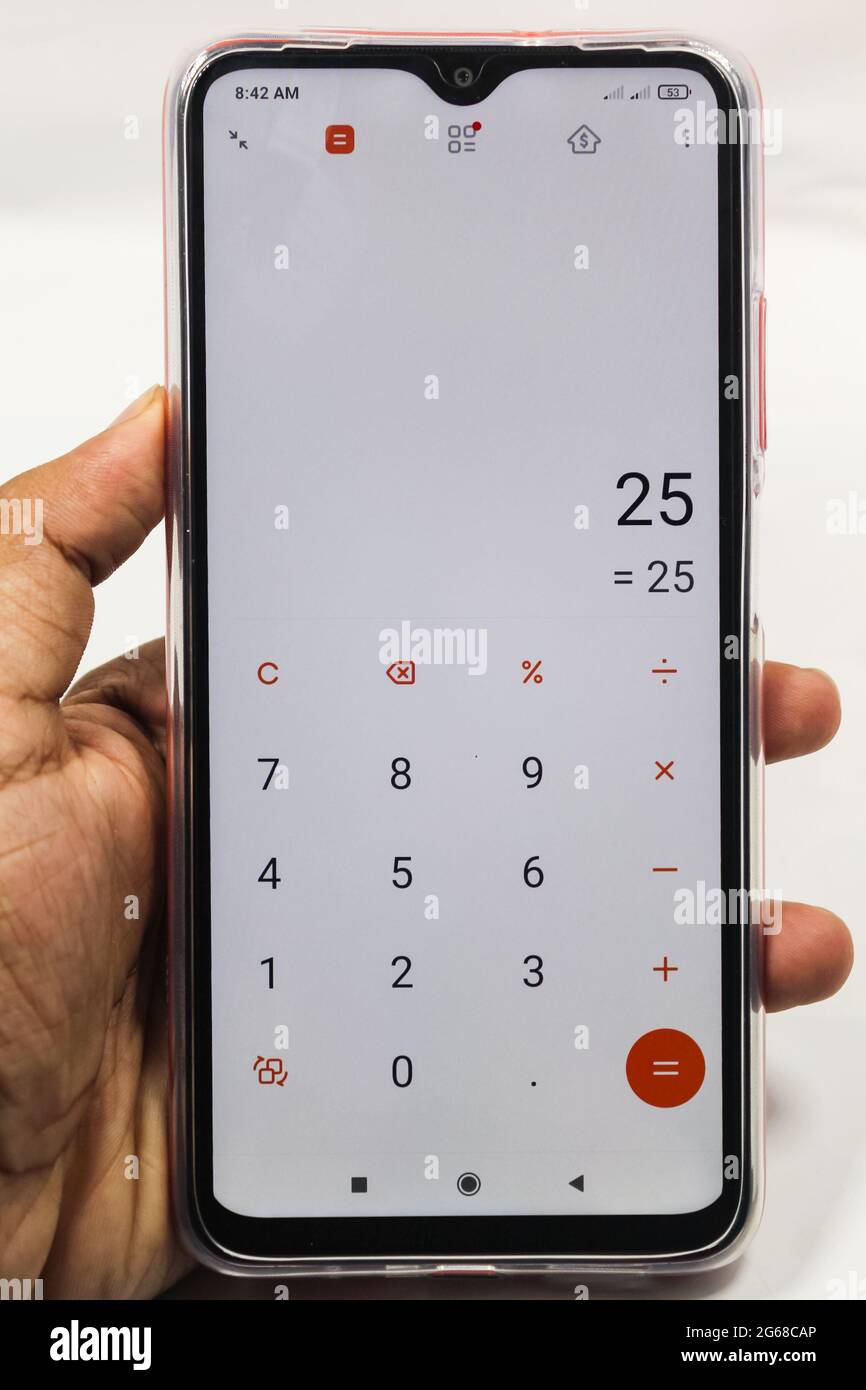 Una mano che utilizza un'app per la calcolatrice dello smartphone Foto Stock