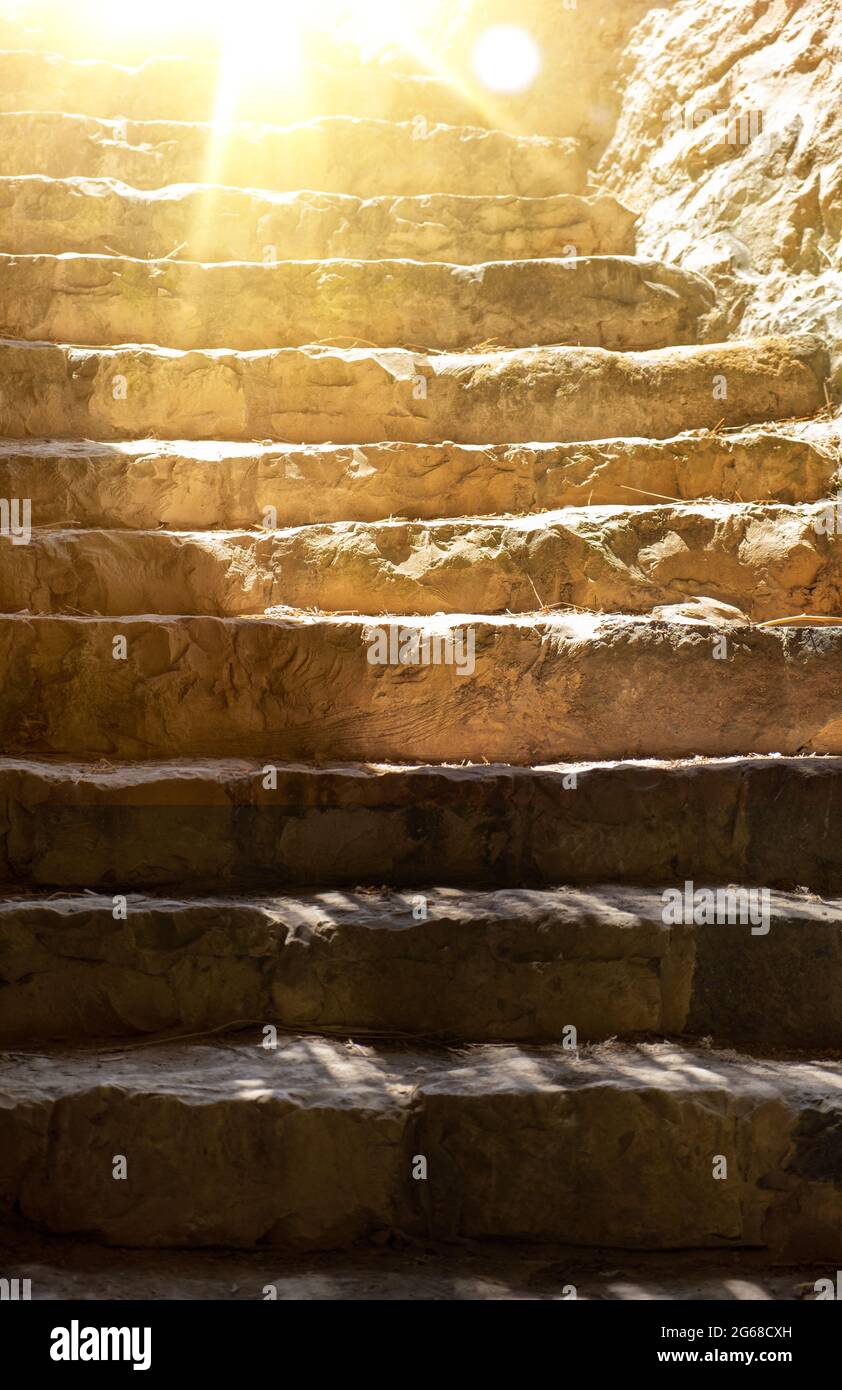 Antichi gradini sulle scale del Meggido in Israele. La luce solare splende da sopra il telaio Foto Stock