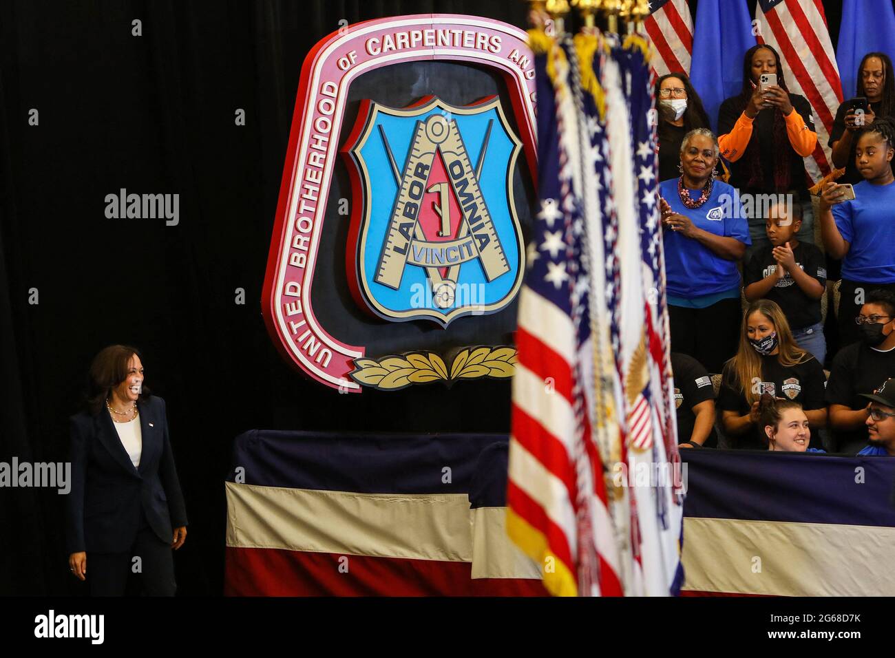 Il Vicepresidente degli Stati Uniti Kamala Harris viene presentato durante la visita al United Brotherhood of Carpenters and Joiners of America International Training Center di Las Vegas, NV, USA durante il suo tour America's Back Together sabato 3 luglio 2021. Foto di Joe Buglewicz/Pool via CNP/ABACAPRESS.COM Foto Stock