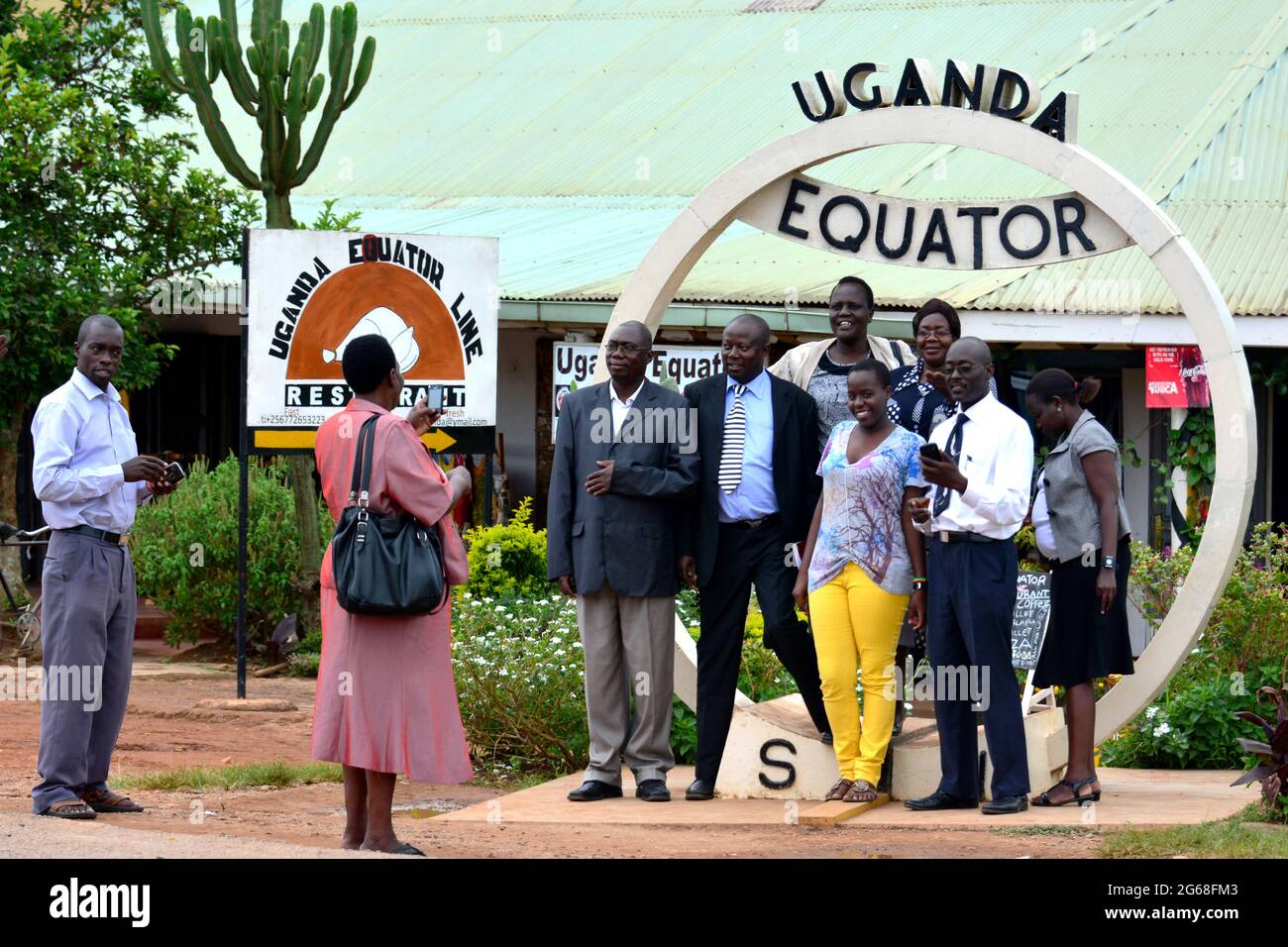 UGANDA. LA GENTE DEL POSTO IN POSA PER UNA FOTO ALL'EQUATORE. Foto Stock