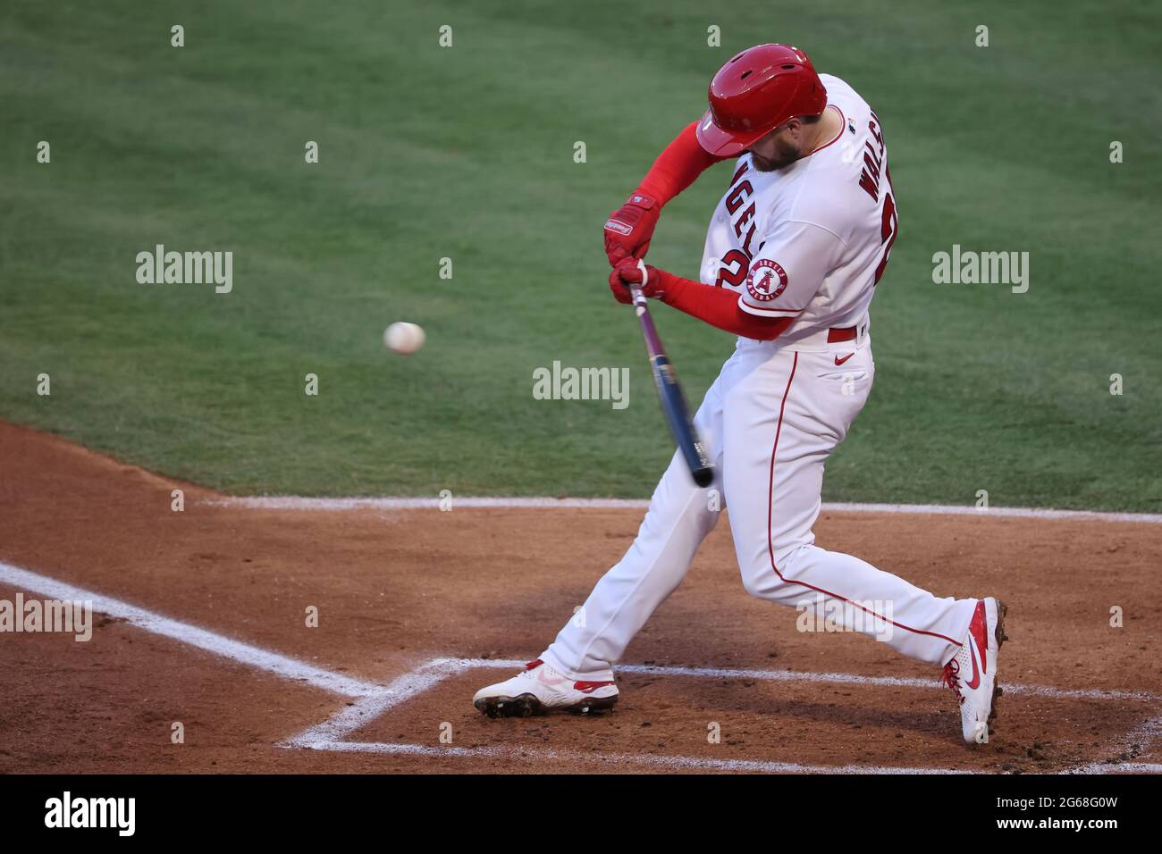 3 luglio 2021: Il primo baseman degli Angeli di Los Angeles Jared Walsh (20) fa contatto al piatto durante il gioco tra gli Orioles di Baltimora e gli Angeli di Los Angeles di Anaheim all'Angel Stadium di Anaheim, CA (Foto di Peter Joneleit, Cal Sport Media) Foto Stock