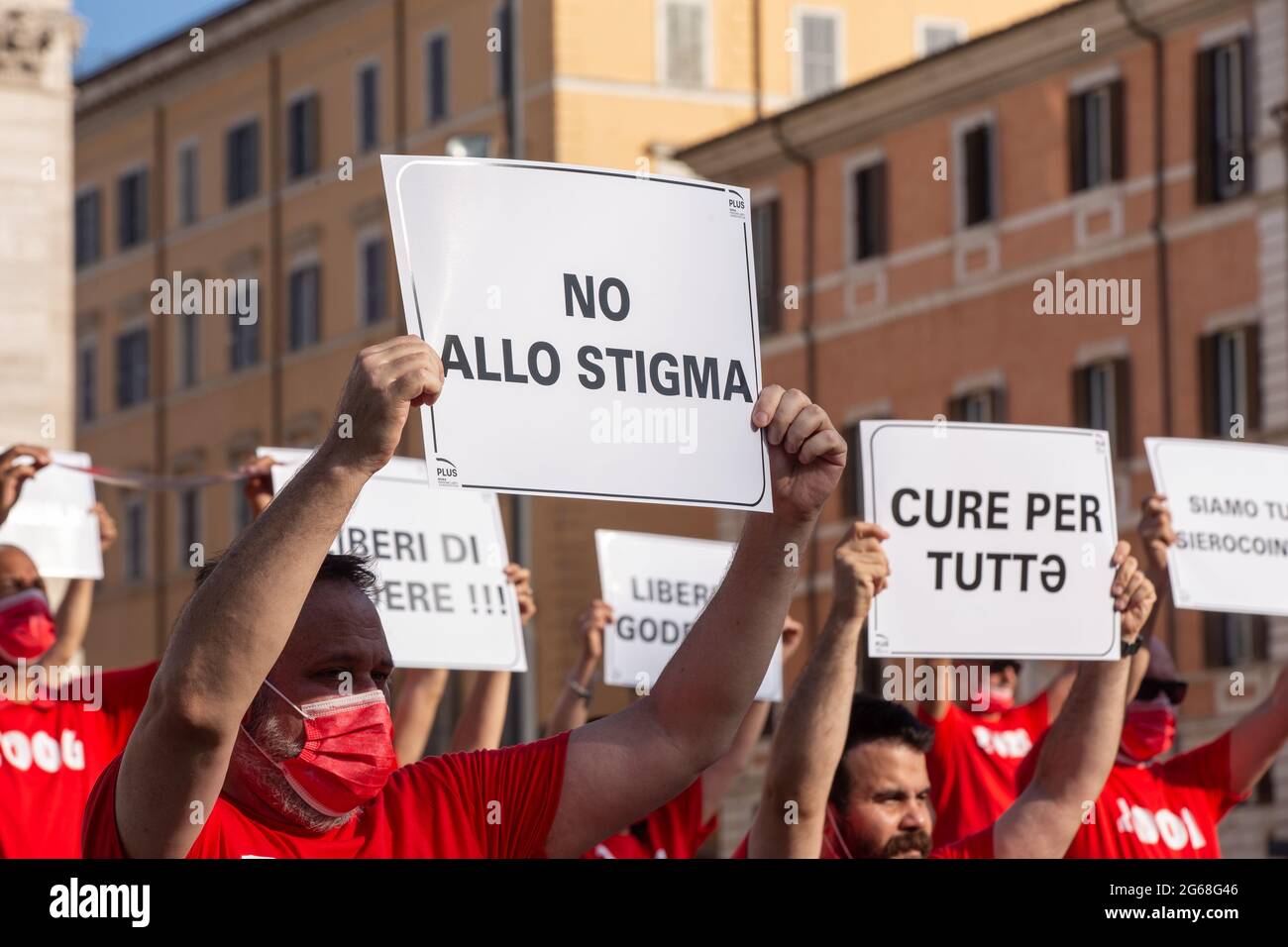 Roma, Italia. 03 luglio 2021. Inoltre, l'associazione Rom, che riunisce le persone sieropositive lgbt, ha organizzato flashmob '40 anni con l'HIV' in piazza Esquilino a Roma. (Foto di Matteo Nardone/Pacific Press) Credit: Pacific Press Media Production Corp./Alamy Live News Foto Stock