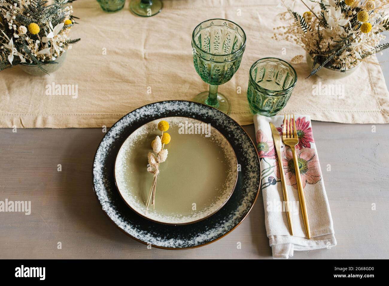 Piatti decorati con fiori immagini e fotografie stock ad alta risoluzione -  Alamy