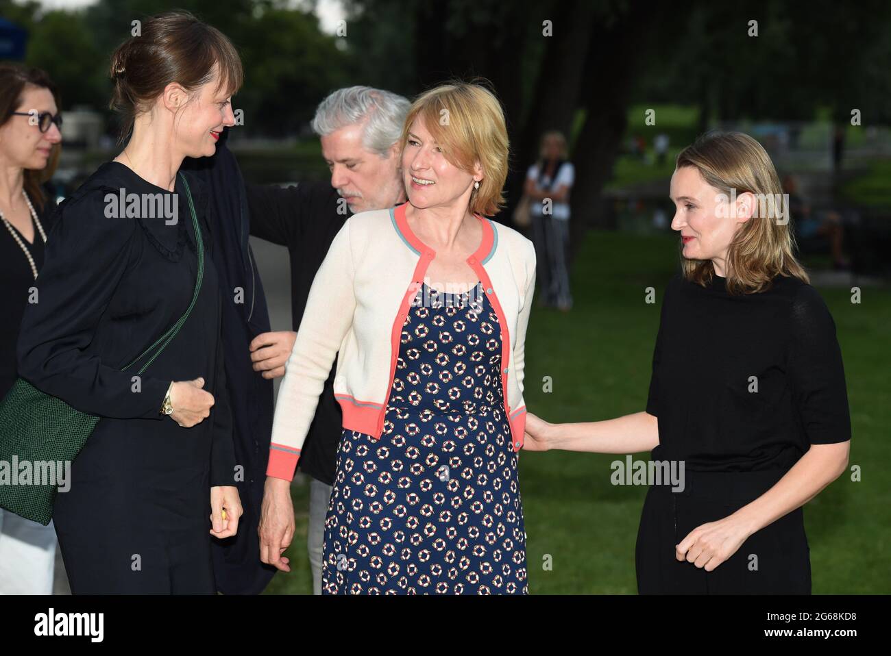 Monaco, Germania. 03 luglio 2021. Il regista Katharina Marie Schubert (l-r), l'attrice Corinna Harfouch e l'attrice Birte Schnöink, si esibiscono prima della prima del film "la ragazza con le mani d'oro" al Festival Internazionale di Monaco di fronte al cinema all'Olympiasee (Open Air). Credit: Felix Hörhager/dpa/Alamy Live News Foto Stock