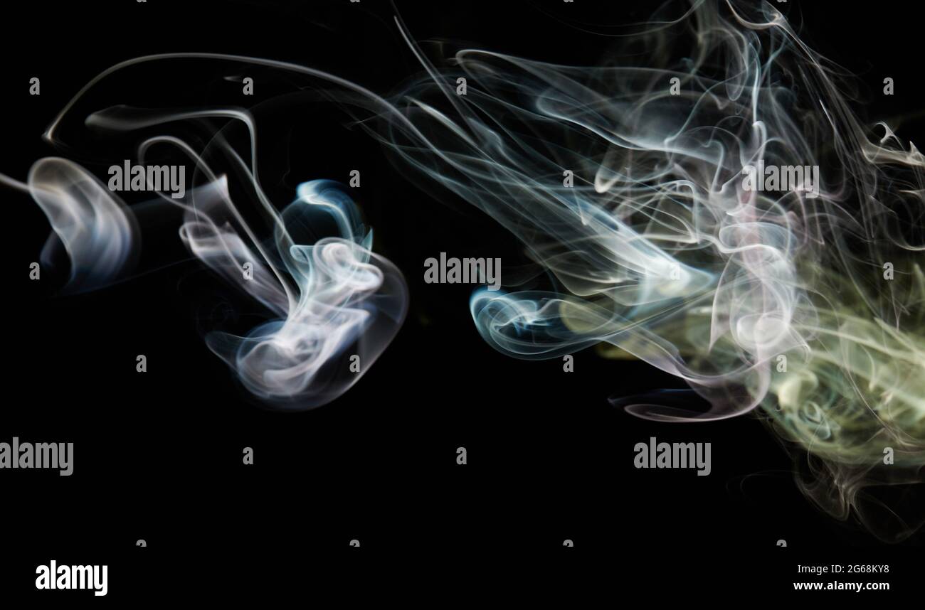 Elegante colore fumo forma su sfondo nero isolato Foto Stock