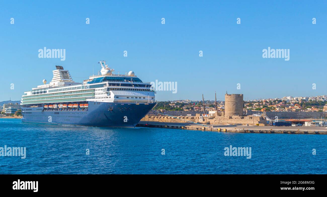 Rodes, GRECIA - MAGGIO 2019: Costa NeoClassica nave da crociera lasciando  il porto di Rodi, Grecia. La nave passeggeri nel porto Foto stock - Alamy