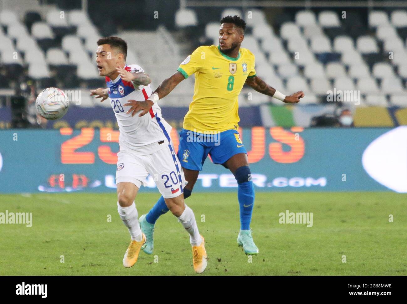 Charles Aranguiz del Cile e Fred del Brasile durante la Coppa America 2021, quarto finale di partita di calcio tra Brasile e Cile il 3 luglio 2021 allo stadio olimpico di Rio de Janeiro, Brasile - Foto Laurent Lairys / DPPI Foto Stock