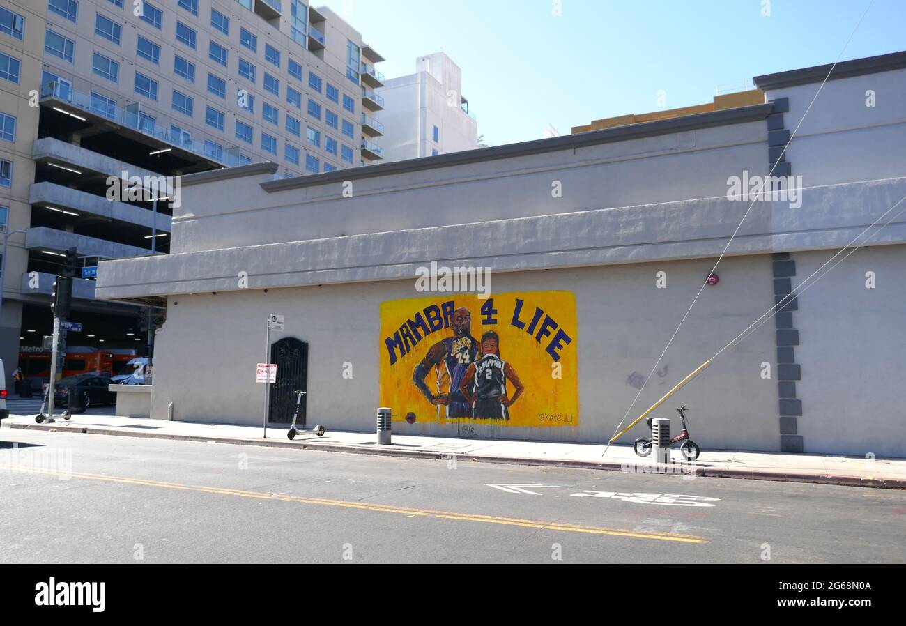 Hollywood, California, USA 3 luglio 2021 UNA visione generale dell'atmosfera di Kobe Bryant e Gigi Bryant Mamba 4 Life Street Art Murale il 3 luglio 2021 a Hollywood, California, USA. Foto di Barry King/Alamy Stock foto Foto Stock