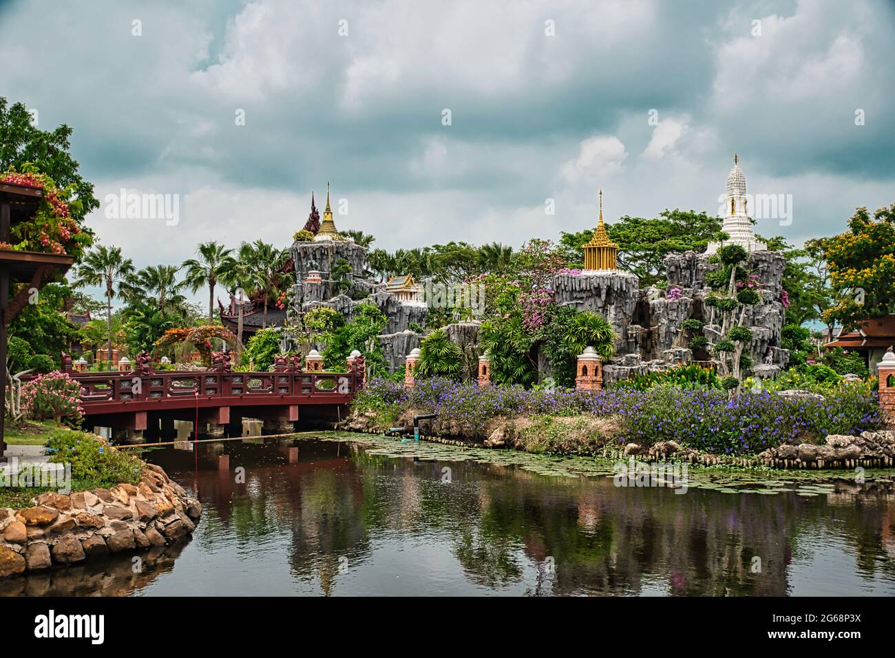 Bangkok, Thailandia 04.04.2021 Siam antico o Città Antica o Mueang Boran è il più grande parco museo all'aperto del mondo con 116 monumenti famosi e Foto Stock