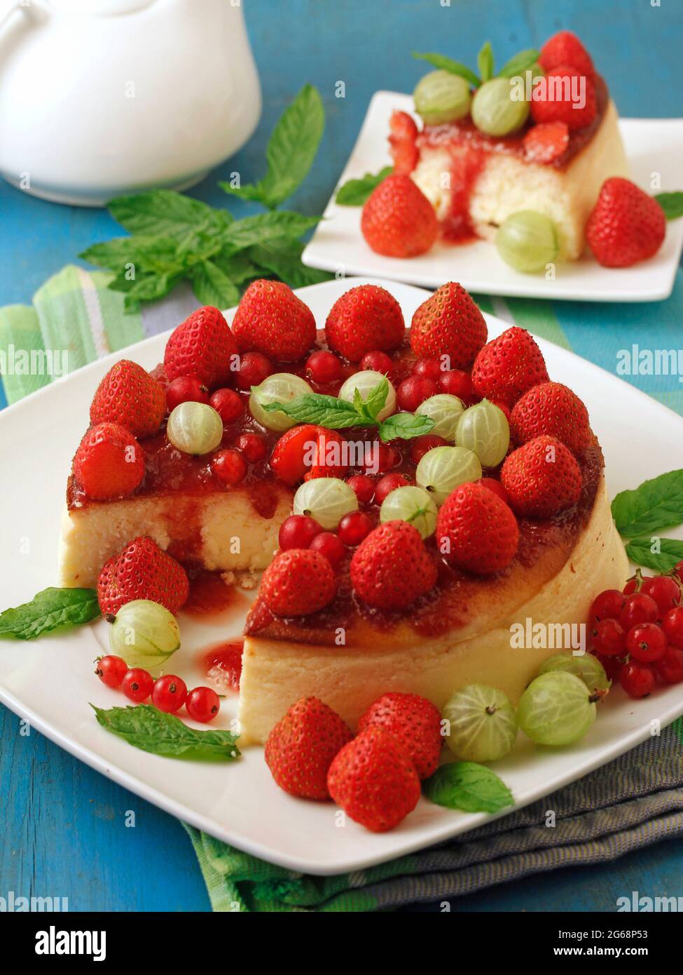 Crostata di Cheesecake con fragole, ribes rosso e frutti di bosco. Foto Stock